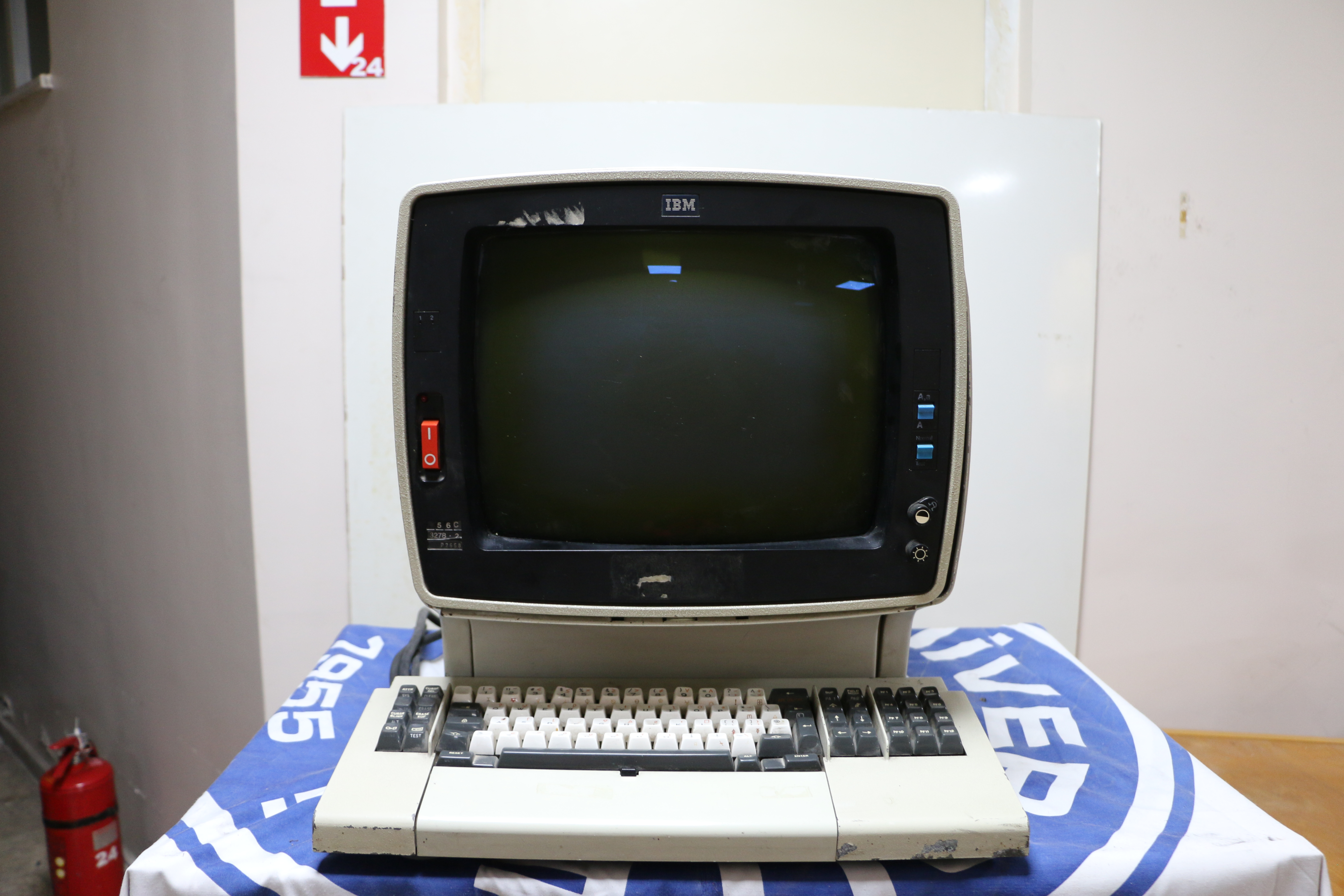 IBM 3270 Terminali - Ana Bilgisayar Döneminin Simgesi