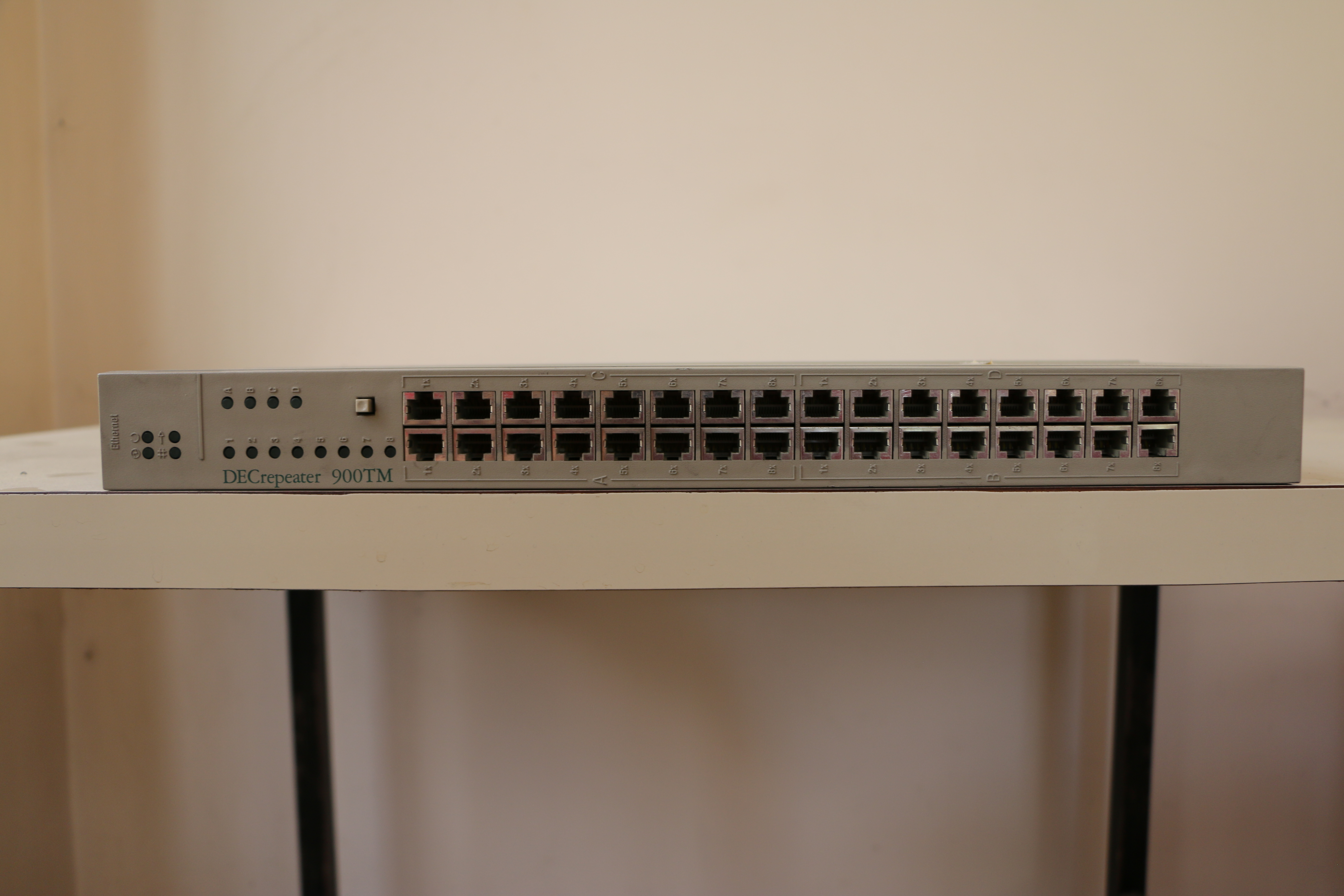 DECrepeater 900TM 10Base-T Hub
